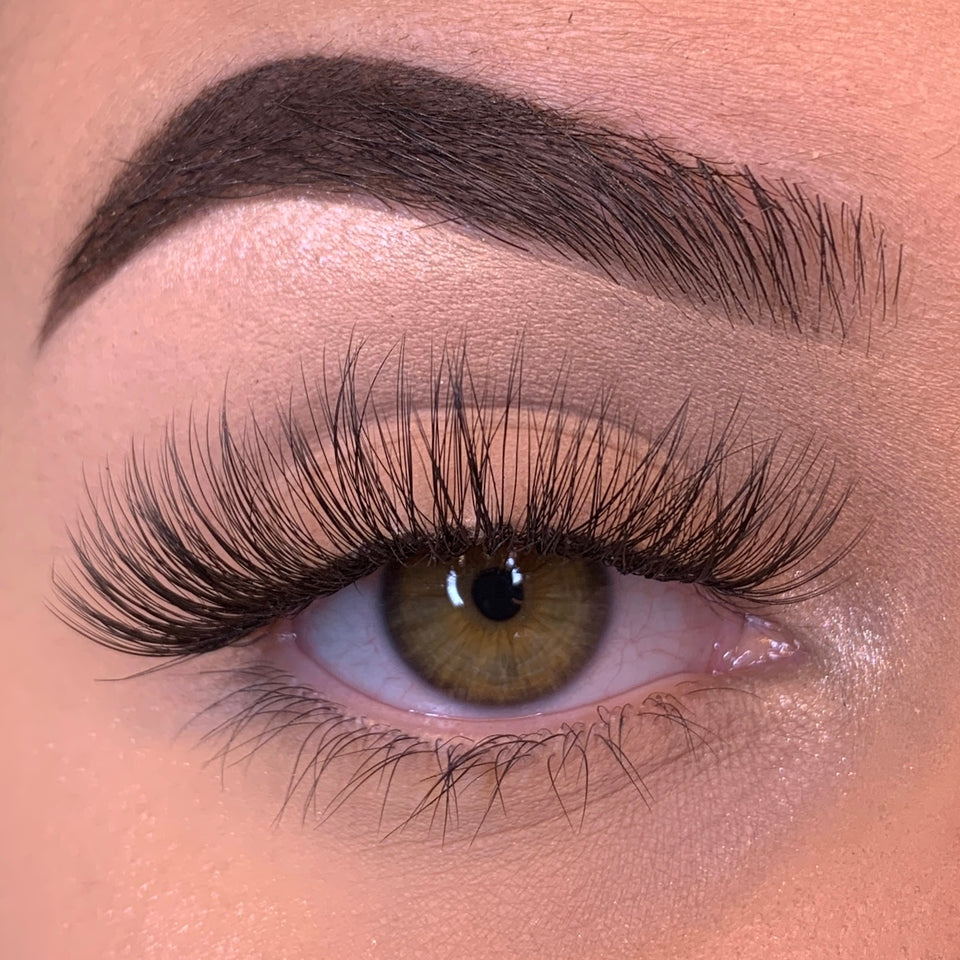 A whispy false lash with an invisible band